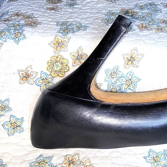 Manolo Blahnik black leather pumps size 38 gentle used - Picture 4 of 12